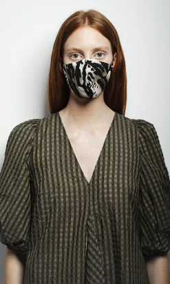 Cat Mask><noscript><img width=