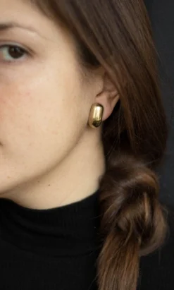 Sofia Huggie Hoops>Plümo Hot